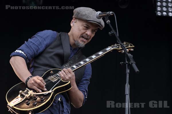 PIXIES - 2017-07-23 - PARIS - Hippodrome de Longchamp - Main Stage 1 - Joey Santiago